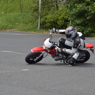 バイクでヒザ擦り！初心者対象スポーツライディングレッスン会！サーキットミーティング in スパ西浦の画像