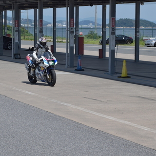 バイクでヒザ擦り！初心者対象スポーツライディングレッスン会！サーキットミーティング in スパ西浦の画像