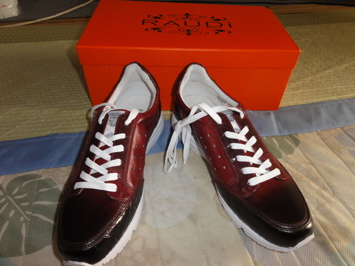 raudi スニーカー