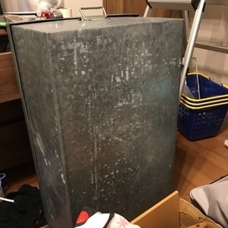 ブリキの衣装ケース 差し上げますの画像