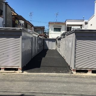 【賃料値下げ❗️】レンタル収納スペース（トランクルーム・バイクコンテナ・貸物置）●季節物の家具や家電・洋服の保管場所に❗️ ●お仕事・お商売での在庫や工具の保管場所に❗️ ●リフォームや引っ越しの際の、一時的な荷物の保管場所に❗️ ●冬用タイヤ・バーベキューセット・スキー用品・サーフボード等の保管場所に❗️ ●バイクコンテナとしてのご利用OK!🏍❣️駐車スペース3台分あり・夜間用LED照明2ヵ所設置！☎︎090-1710-7659 - レンタルオフィス