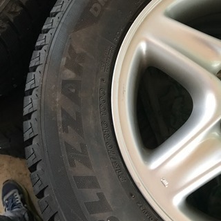 BLIZZAK DM-V2 215/70R16 スタッドレスタイヤの画像