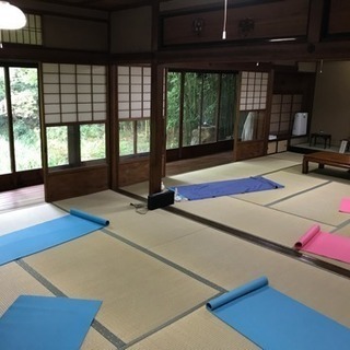 京都の神社でヨガワークショップ(お灸×ヨガ)
