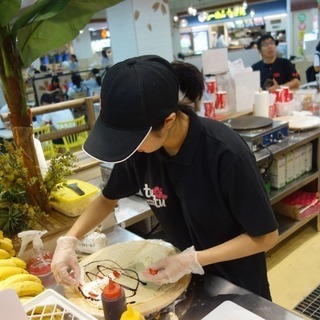 南国風のおしゃれなお店で、タピオカドリンクと焼き立てクレープを作るお仕事です♪の画像
