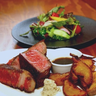 [ 裏参道牛肉店 ] 時給９００円からスタート♪ スタッフ募集中！！の画像