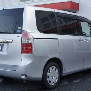 ２０万円以上値引き中！　どなたでも車がローンで買えます！　ノア　Ｘ　社外ＨＤＤナビ、ＤＶＤ再生、キーレス、オートエアコン　完全自社ローン！！の画像