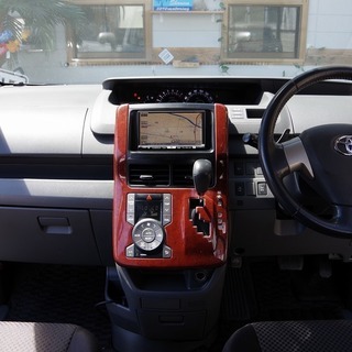 ２０万円以上値引き中！！　どなたでも車がローンで買えます！　ノア　Si　４ＷＤ　・ＨＤＤナビ・フルセグ・Ｂカメラ・左パワスラ・ＨＩＤ・ＥＴＣ・スマートキー・アルミ・パドルシフト　完全自社ローン！！　の画像