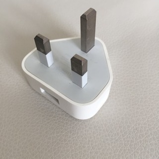iPhone アップル純正イギリス型プラグ