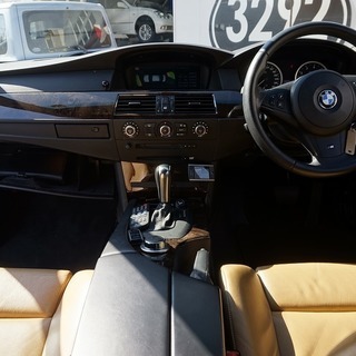 自社ローン専門中古車販売店！☆平成１８年　BMW　530i　Mスポーツ　白！☆　HDDナビ　キーレス　車高調　☆　完全自社ローン【誰でも車がローンで買えます】 　※金利０％ 5周年キャンペーン開催中！の画像