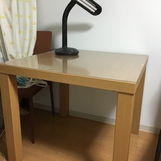 正方形テーブルの画像