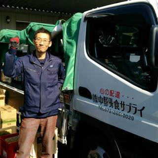 ２ｔトラックでのルート配送ドライバーの画像