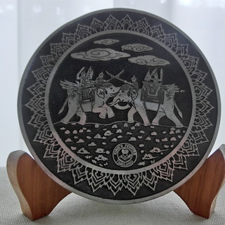 タイ製KING’S PEWTERプレート木製台座付き　伝統工芸品...