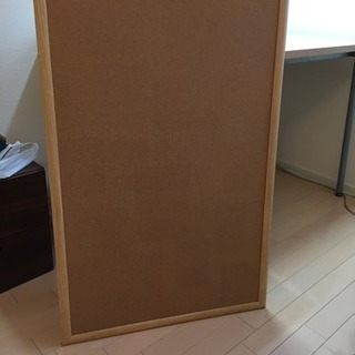 勉強机(テーブル)とスタンドライト おまけにコルクボードの画像