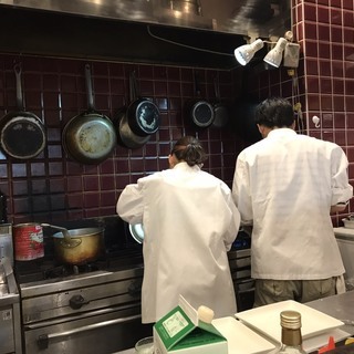 【未経験歓迎！】あなたもイタリアン＆肉バルで働きませんか？アルバイト募集中！　（1）キッチンスタッフ　（2）ホールスタッフの画像