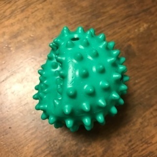 グリーンのイガイガボール