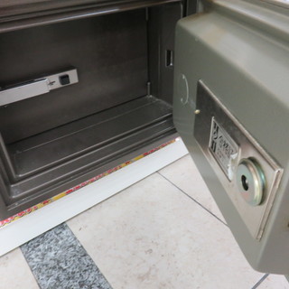 【引取限定】金庫　とびら付耐火庫　鍵付き【小倉南区葛原東】の画像
