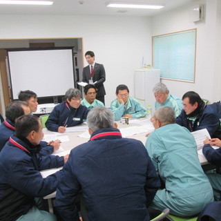 週休二日制の4ｔウイングトラックドライバー／正社員採用！の画像
