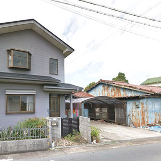 加古郡稲美町加古　中古戸建　駐車スペース2台、カーポート付き