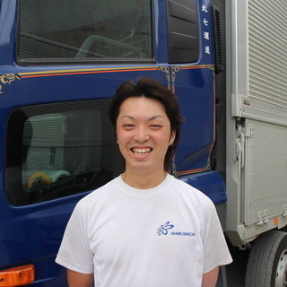 カゴ台車やパレット積卸しがメインの長距離大型トラックドライバー（本社営業所）の画像