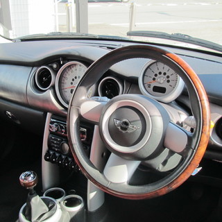 ★自社分割で車が買えます★MINICOOPER５ＭＴ ステアリング＆シフトノブオプション品の画像