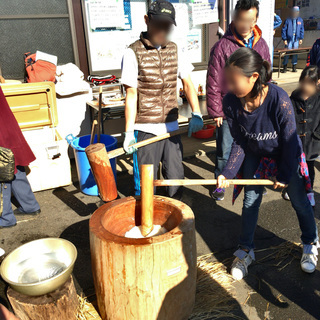 餅つき大会でみんなで本格的な杵と臼で餅をついて食べましょう！