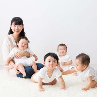 時給1000円以上設定可能！頑張り次第で月収50万円可能！　ベビーシッターさん登録募集中！の画像