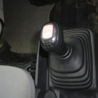 ☆彡サンバーバン４ＷＤ！スタッドレス７部山タイヤ１６ｙ燃費の５ＭＴ！！検３１年１月迄！の画像