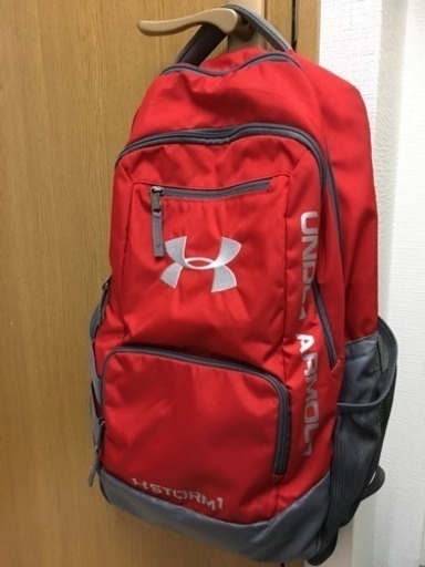 アンダーアーマーのリュック(バックパック)レッド