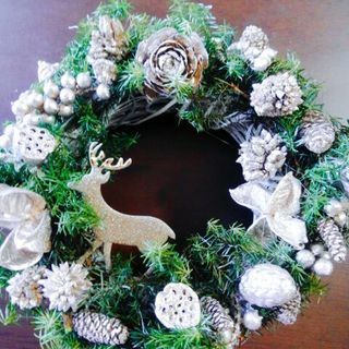クリスマスリース　軽いラタンで作りませんか?の画像