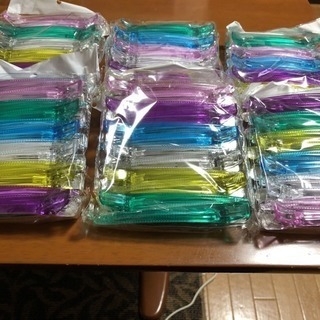 髪の毛を止める物の画像