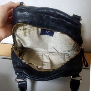 4℃ ロゴ入りレザーハンドバッグの画像