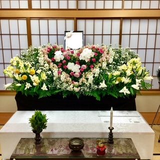 小さな負担で大きな満足・花いっぱいの家族葬をお値打ち価格でご提供。