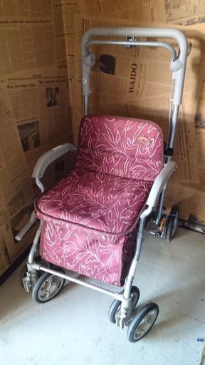 座れるシルバーカー/おばあさんの押し車