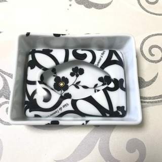 ポケットティッシュがピッタリはいる専用の白い陶器をポーセラーツで...