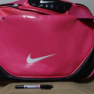 値下げナイキ　NIKE　大型ショルダーエナメルバック