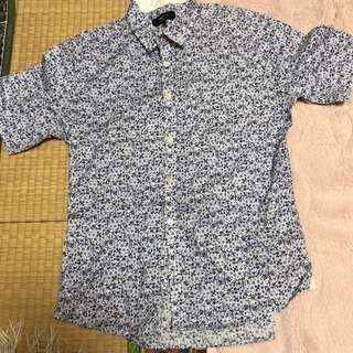 男性用のシャツの画像