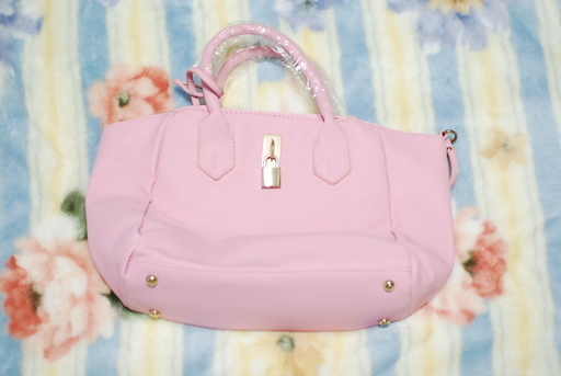 新品　ピンクのバッグ