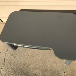 椅子を使わないパソコンデスクの画像