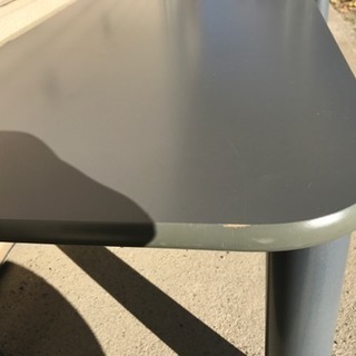 椅子を使わないパソコンデスクの画像