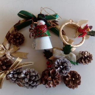 ヨーロッパ調の本格的なクリスマスツリーの画像