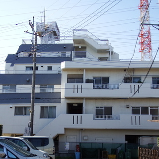屋根付コンクリート舗装原付バイク置場です。 - 不動産