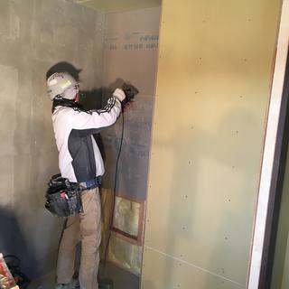 内装工　ボード貼り職人！　名古屋市内　食事、住まい相談可！正社員15000　未経験歓迎！愛知、岐阜、三重！　の画像