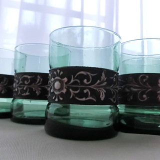 VTG革巻き酒ボトルとグラスセット 　Vintage Leather Covered Green Glass Bottle Liquor Decanter Lion/Lily Crest & 5 Glasses　の画像