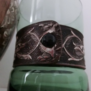 VTG革巻き酒ボトルとグラスセット 　Vintage Leather Covered Green Glass Bottle Liquor Decanter Lion/Lily Crest & 5 Glasses　の画像