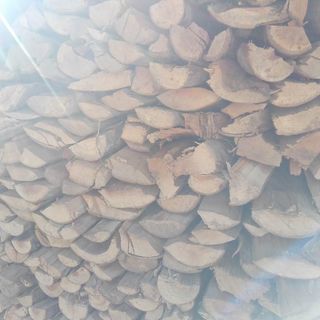 広葉樹の細割り薪！ケヤキ中心ミックス。長さ35㎝前後。２年以上乾燥。茨城県潮来市。1㎏50円。の画像