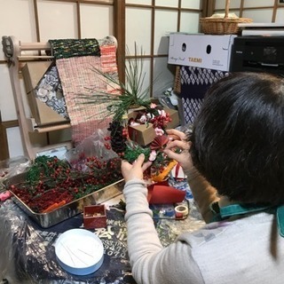 トンボ玉を作りアクセサリーを作ったりフラワーアレンジメントでリース作ったり手づくりしませんか？の画像