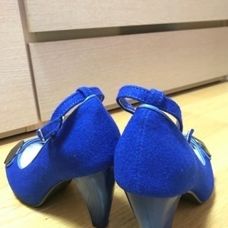 【未使用品】キレイなブルーのパンプスの画像