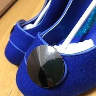 【未使用品】キレイなブルーのパンプスの画像
