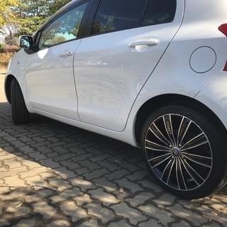 低走行で禁煙美車！ヴィッツ！！タイヤ新品１７インチ！！の画像