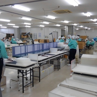 冷暖房完備！キレイな工場内での軽作業スタッフ募集！の画像
